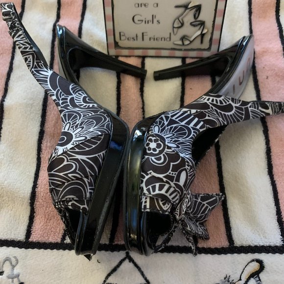 Unisa Size 9 Black and White Sandals - Picture 2 of 4